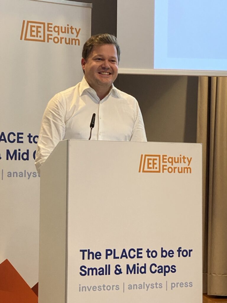 Tom Alzin (Deutsche Beteiligungs AG) referiert auf der Herbstkonferenz 2023 des Equity Forum